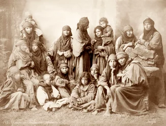 Gruppe von 17 Beduinenfrauen und Kindern, ca. 1867-98